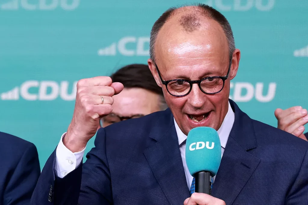 Friedrich Merz, candidato a canciller de los democristianos de la CDU-CSU, celebrando su victoria en las elecciones legislativas de este domingo.