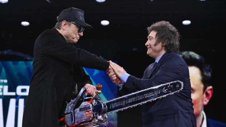 Milei regala su motosierra a Musk en la cumbre anual de la ultraderecha en EE.UU.