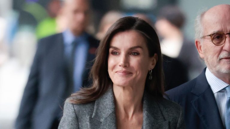 No nos extraña que Letizia Ortiz haya tardado tan pronto en repetir este traje sastre de tres piezas español