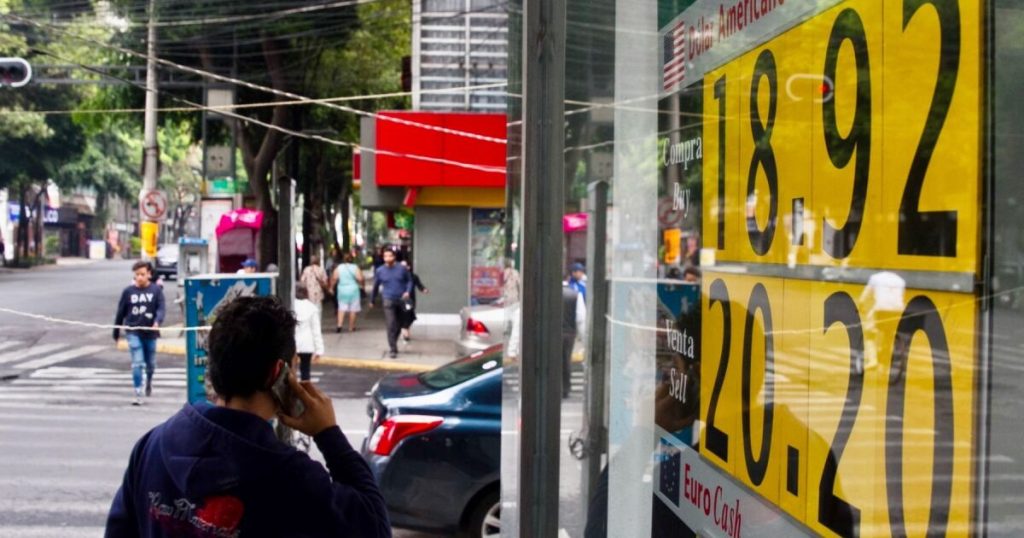 Peso recorta avance frente al dólar por estancamiento en negociaciones con Rusia