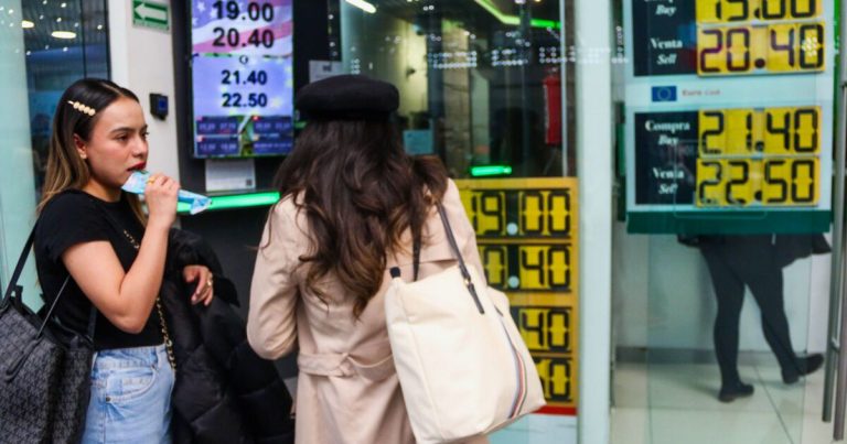 Peso retrocede frente al dólar tras conocerse datos económicos de México