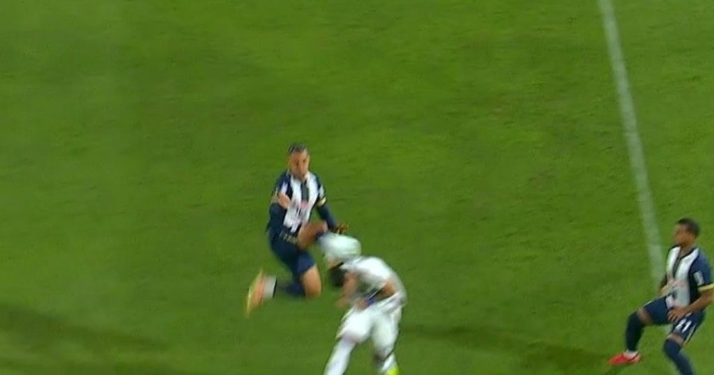 Polémica a los 16 segundos: solo amarilla para un jugador de Alianza Lima por una plancha en la espalda :: Olé