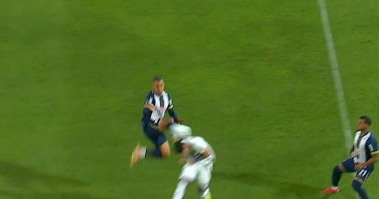 Polémica a los 16 segundos: solo amarilla para un jugador de Alianza Lima por una plancha en la espalda :: Olé