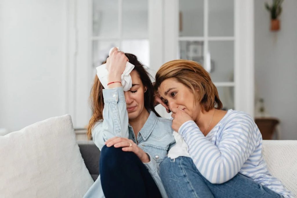 La ciencia lo confirma: por qué es casi imposible no llorar cuando vemos a alguien hacerlo