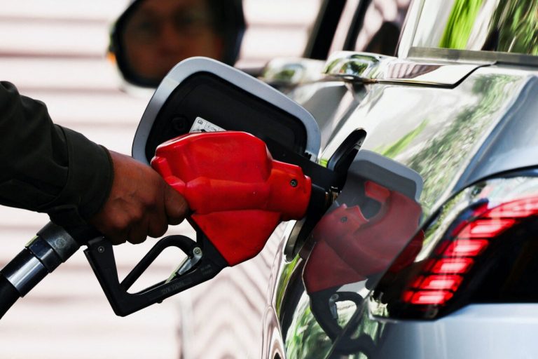 Regalo de San Valentín; Hacienda reduce las cuotas para gasolina Magna y diésel