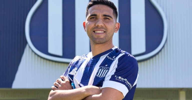 Regreso oficial: Bebelo Reynoso fue presentado en Talleres :: Olé