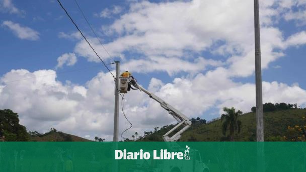 Rehabilitan de redes eléctricas en Santana Bella