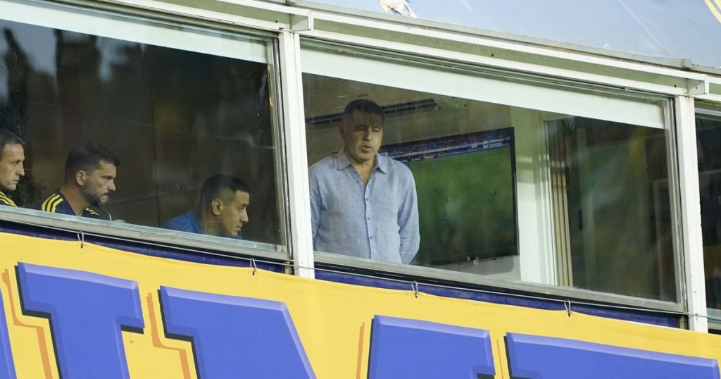 Riquelme y una vestimenta diferente para el partido ante Aldosivi :: Olé