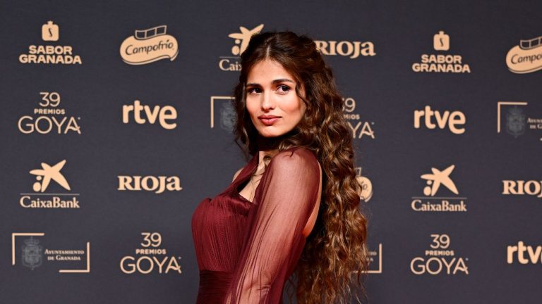 Sara Sálamo vuelve a llevar zapatos planos (planísimos) sobre la alfombra roja y vuelve a ser la más moderna