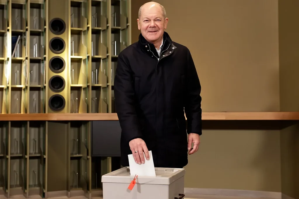 Scholz y Merz depositan su voto en las elecciones