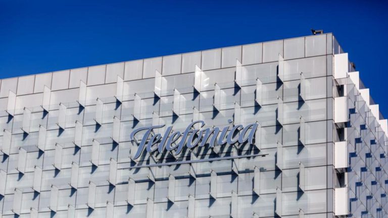 Telefónica sortea el posible freno de Milei a la compra de sus activos en Argentina por Clarín