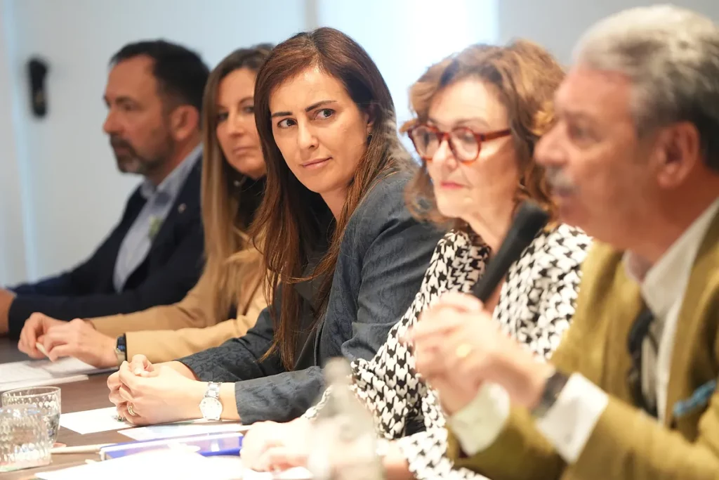 Tres horas de cónclave contra "el Vox de Abascal", desde dentro: "Si nos echan por pedir democracia interna, será un honor"