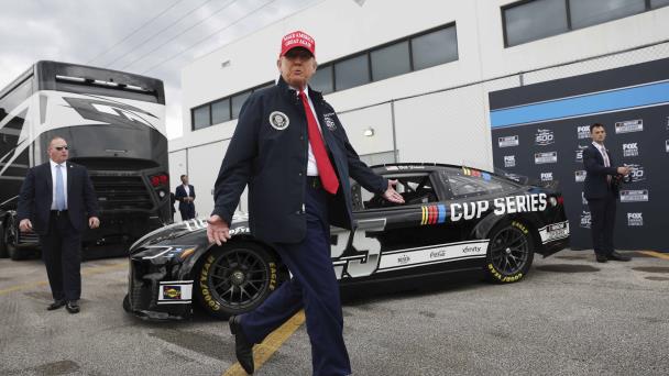 Trump da una vuelta por la pista para inaugurar la Daytona 500
