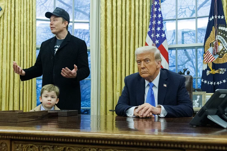 Trump firma un decreto para reducir el tamaño de la Administración y dar más poder a Musk