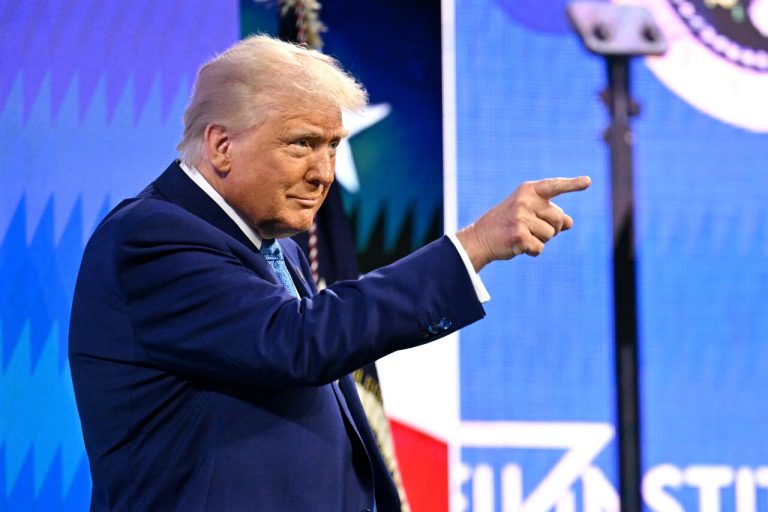 Trump ordena aumentar restricciones a inversiones chinas en sectores clave