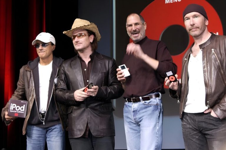 U2 pidió a Steve Jobs acciones de Apple a cambio de promocionar el iPod. Jobs era tan bueno que logró que trabajasen gratis