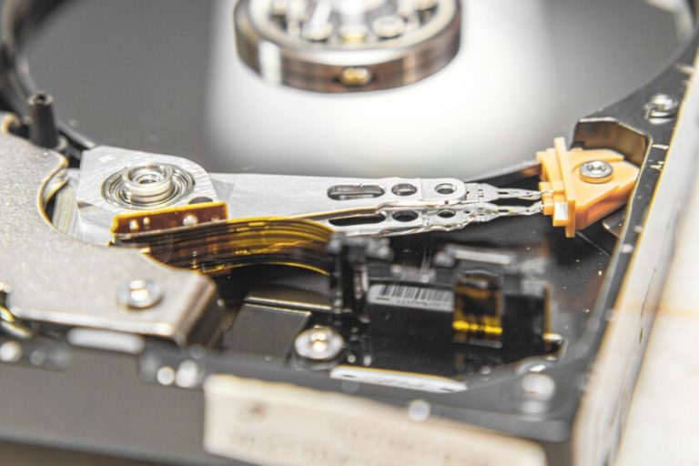 Un usuario se preguntaba por qué su disco duro de 20 TB no le funcionaba. Cuando su hijo lo abrió, encontró solo seis hierros
