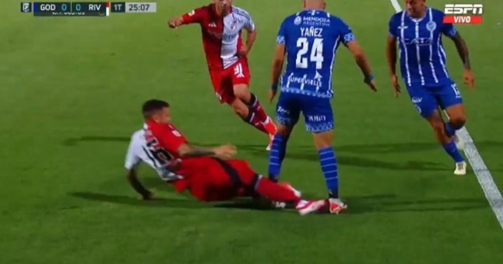 Video: la patada al límite de la roja de Bustos vs. Godoy Cruz :: Olé