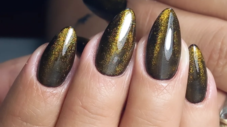 Vuelven las uñas de ojo de gato, te decimos cómo lograr este efecto en tu manicura