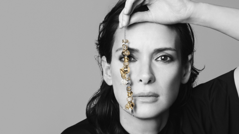 Winona Ryder es el rostro de la nueva colección de Pandora, Be Love