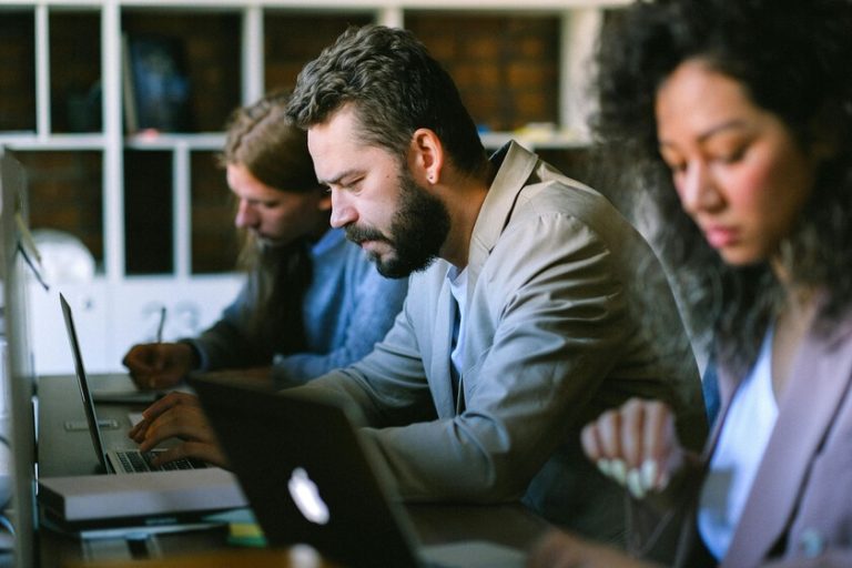 Ya sabemos para qué está utilizando la gente la IA realmente en el trabajo: para traducir textos