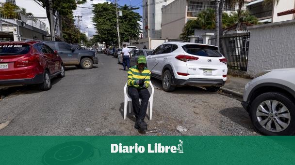 Zanja en calle Galván de Gascue genera riesgos para conductores