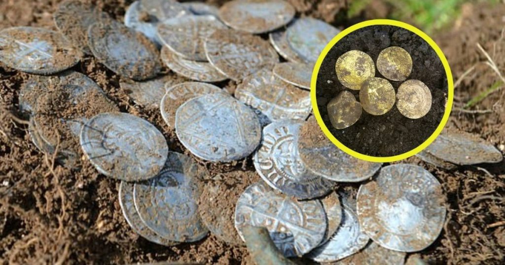 el espectacular hallazgo de un tesoro de 557 monedas de oro y plata enterradas en Inglaterra durante más de 600 años