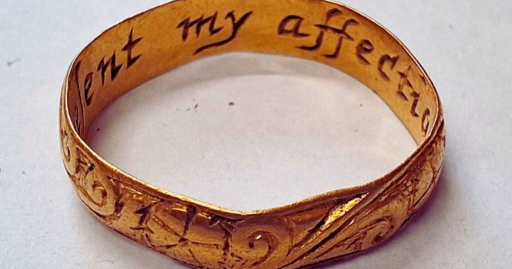 encuentran un anillo de amor del siglo XVII con una inscripción enamorada cuya historia es un misterio