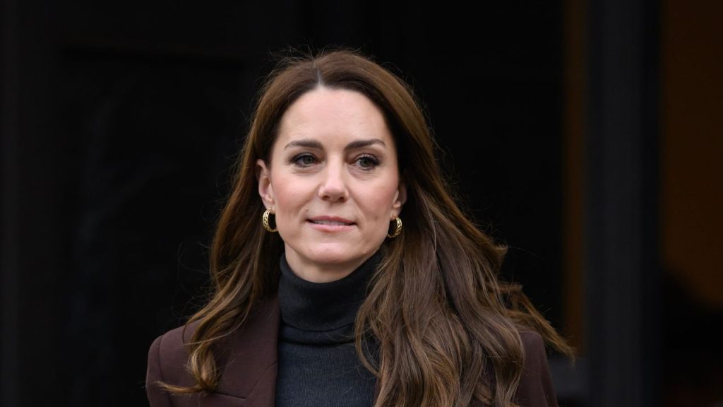 ¿Americana marrón chocolate con pantalones grises? Esta mezcla posible y Kate Middleton la lleva así de bien