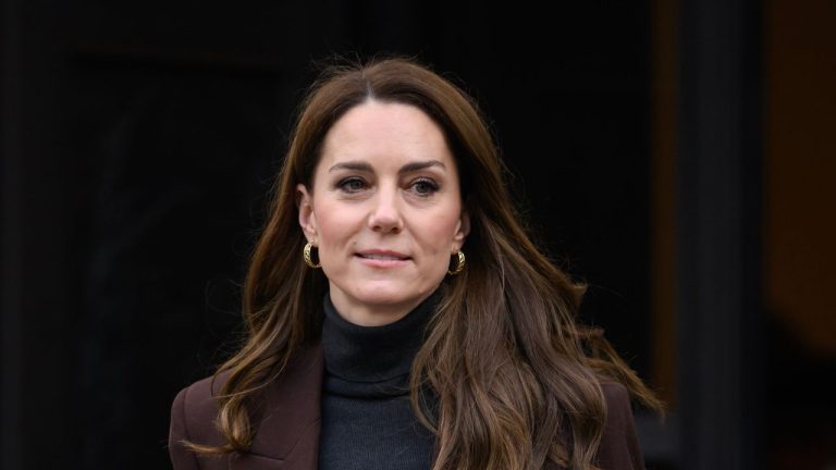 ¿Americana marrón chocolate con pantalones grises? Esta mezcla posible y Kate Middleton la lleva así de bien