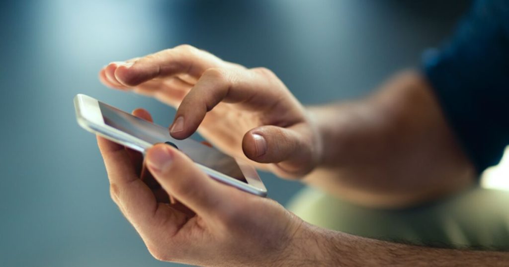 ¿Por qué los jóvenes temen pagar con el celular?