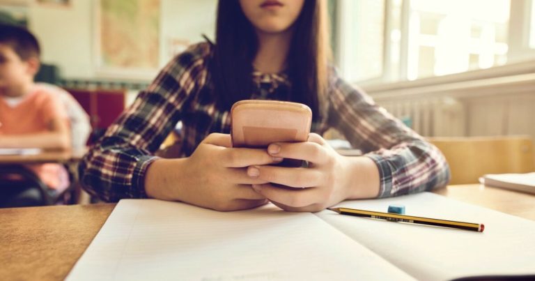 ¿Prohibir celulares en las escuelas mejora el aprendizaje? Esto dicen los expertos