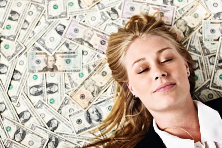 ¿Qué significa soñar con dinero? La psicología explica sus posibles interpretaciones