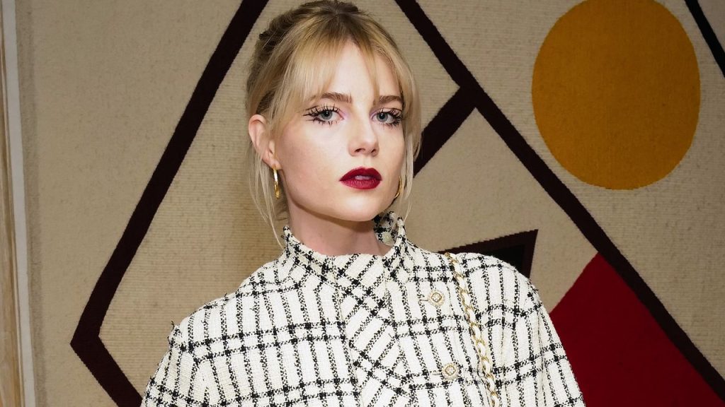 ¿del cat eye de Hannah Dodd o de las pestañas Twiggy de Lucy Boynton?