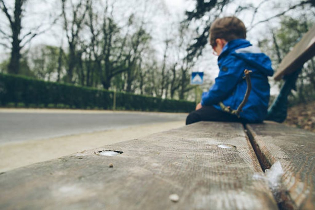DisLas cicatrices invisibles de la infancia: 11 rasgos que definen a quienes se sintieron excluidos