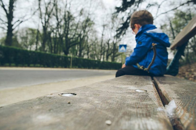 DisLas cicatrices invisibles de la infancia: 11 rasgos que definen a quienes se sintieron excluidos