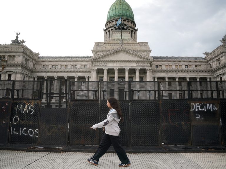 en un Congreso repleto de faltazos, el Presidente habla en cadena nacional para abrir la sesiones ordinarias