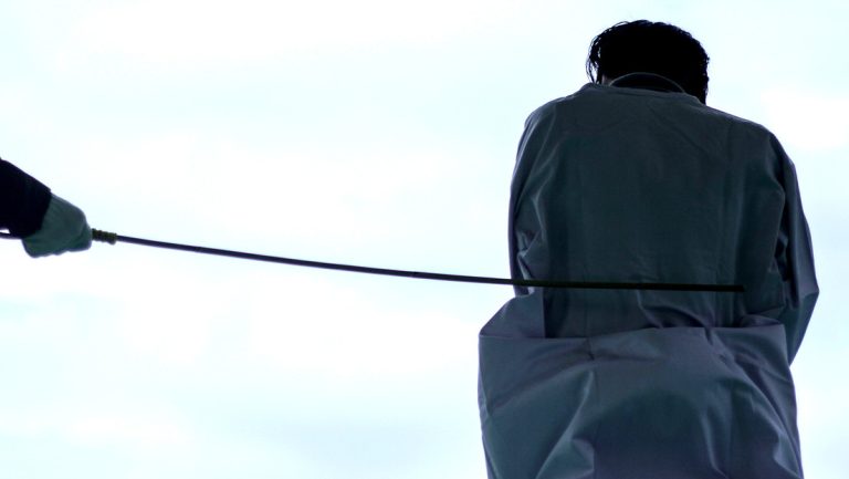 Estafadores podrían ser castigados con azotazos en este país