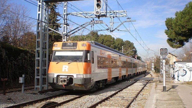 Varios heridos por el impacto de una roca contra un tren de Rodalies en Ribes de Freser