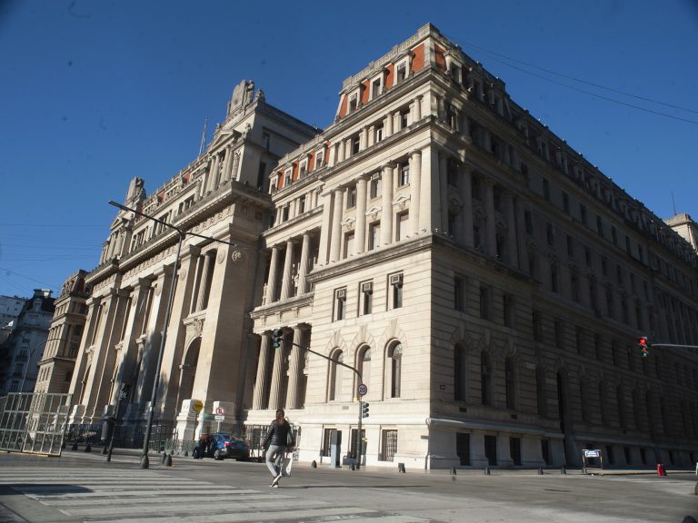 Mientras Milei quiere designar un nuevo Procurador, el 42% de los cargos de fiscales están vacantes