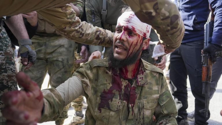 un centenar de muertos por el asalto de HTS en Siria