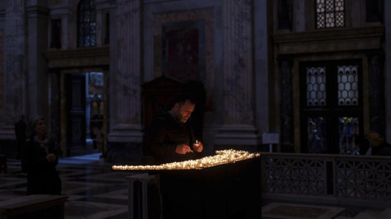 El papa Francisco mejora y el Vaticano ahora piensa en su regreso