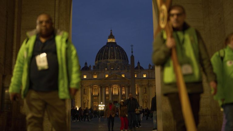 "El papa Francisco no está en peligro inminente de vida"