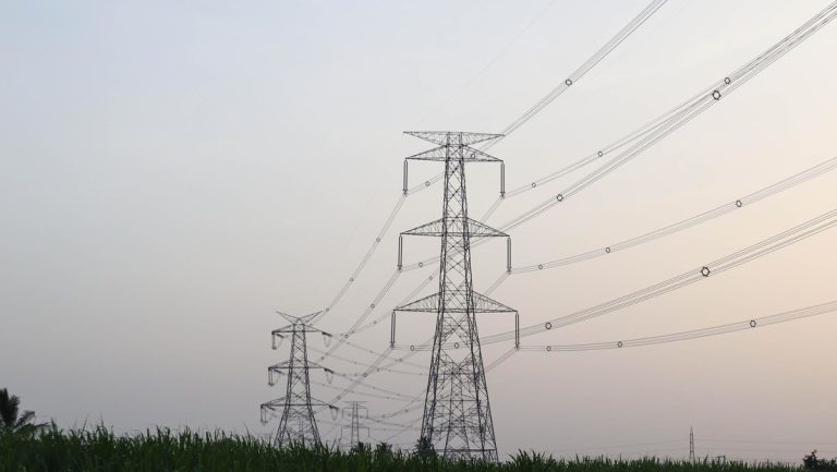 Una provincia canadiense obvia a su Gobierno central y encarece en 25 % la electricidad que vende a EE.UU.