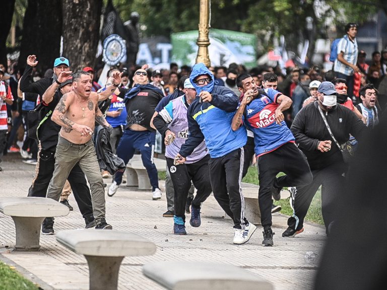 incidentes, destrozos y detenidos por los cruces de barras contra la policía frente al Congreso
