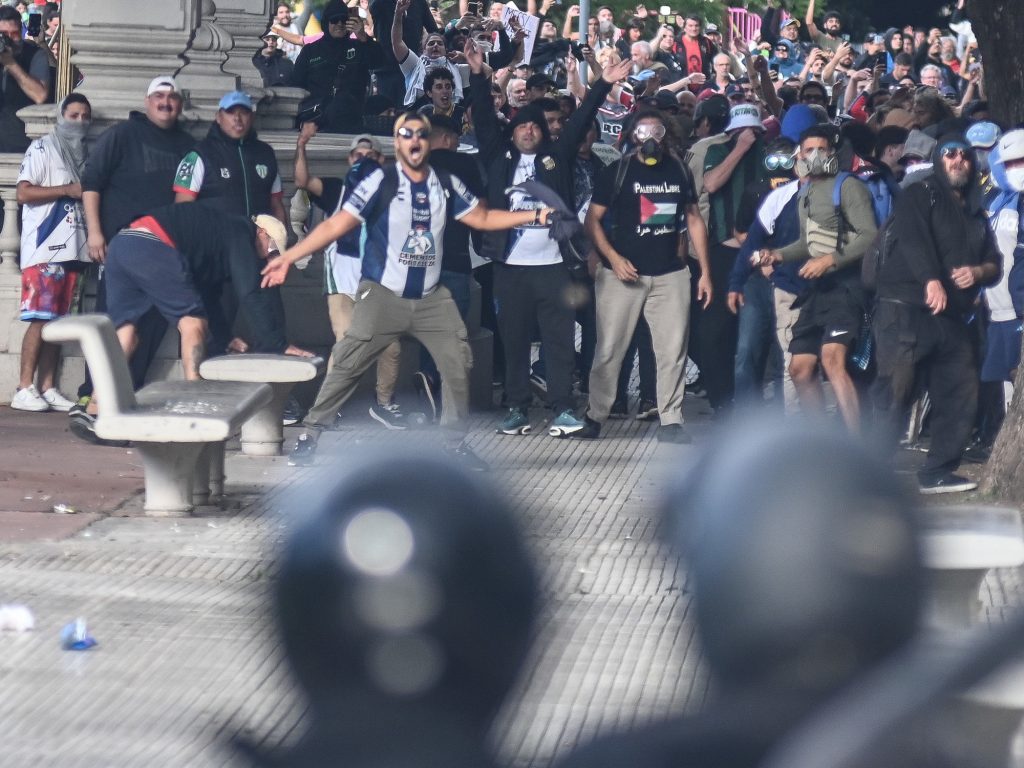 El Gobierno involucró a dos intendentes K en una denuncia por sedición tras los incidentes en el Congreso y pidió apartar a la jueza Andrade de la causa
