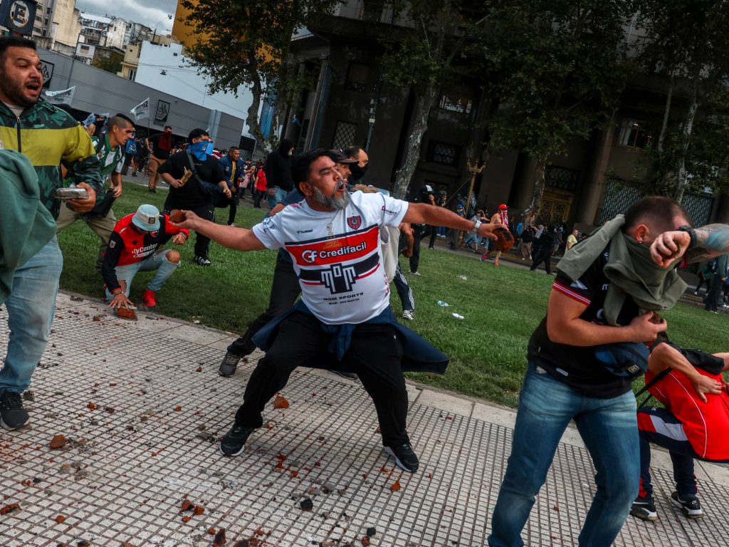 Prohíben el acceso a eventos deportivos a 26 personas involucradas en los incidentes en el Congreso en la marcha de los jubilados