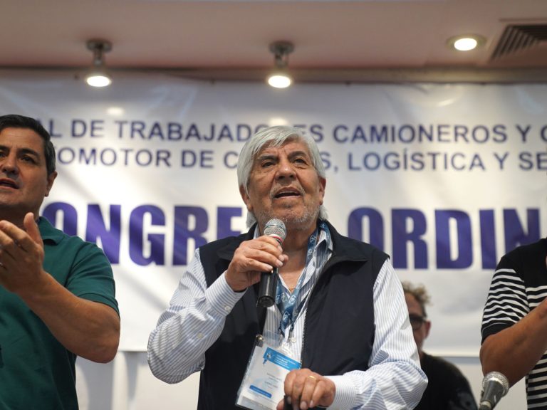 en línea con el Gobierno, Hugo Moyano cerró un aumento de 1% por mes