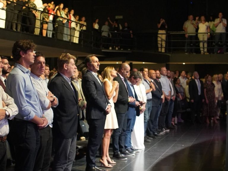 Un acto evangélico saltó la grieta y juntó a Jorge Macri, "Wado" De Pedro, Lousteau y los libertarios