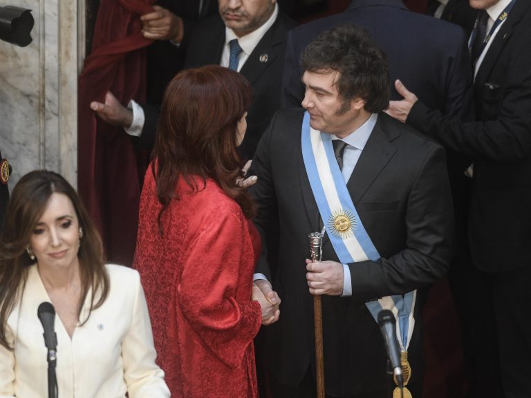 El Gobierno sugiere que la sanción de Estados Unidos a Cristina Kirchner podría ayudar a que se caiga la condena de 16 mil millones por YPF